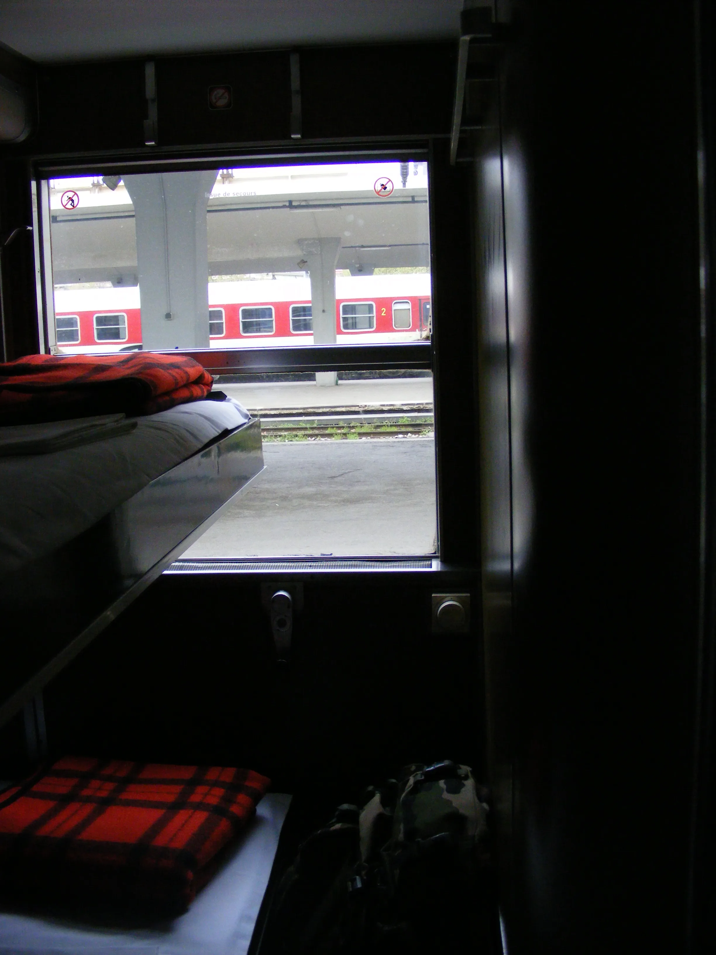 Eenvoudige slaapcabine aan boord van een nachttrein in Thessaloniki